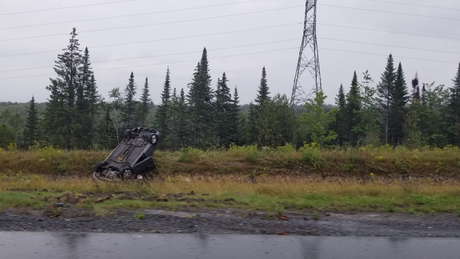 La voiture s'est retrouvée sur le toit.