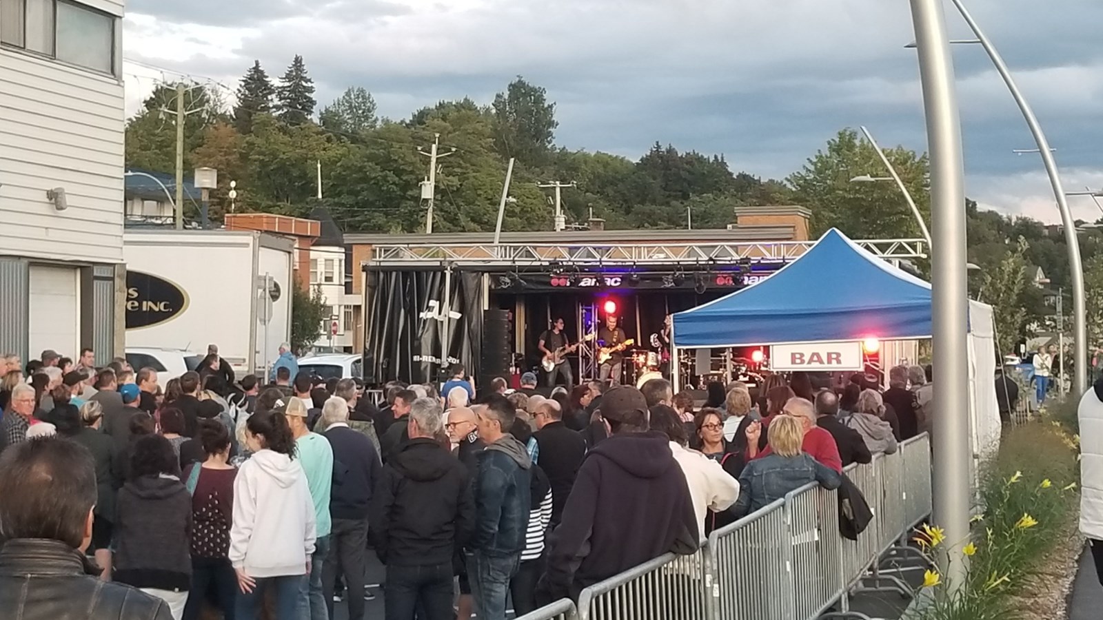 Une soirée festive sur la promenade Redmond