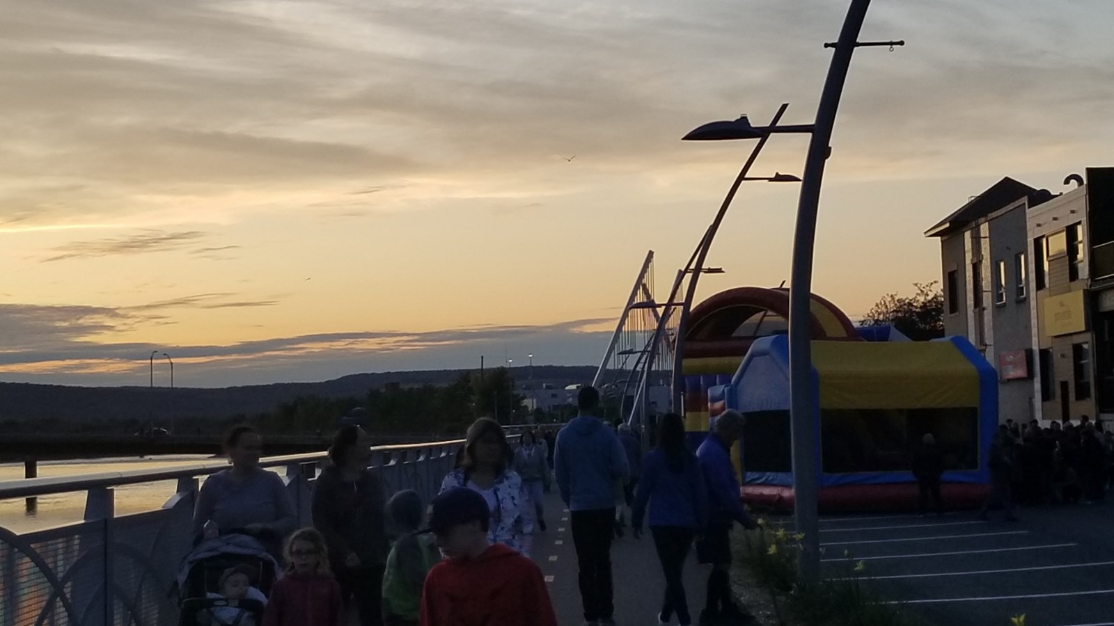 Une soirée festive sur la promenade Redmond
