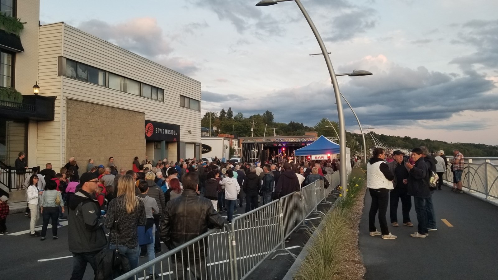 Une soirée festive sur la promenade Redmond