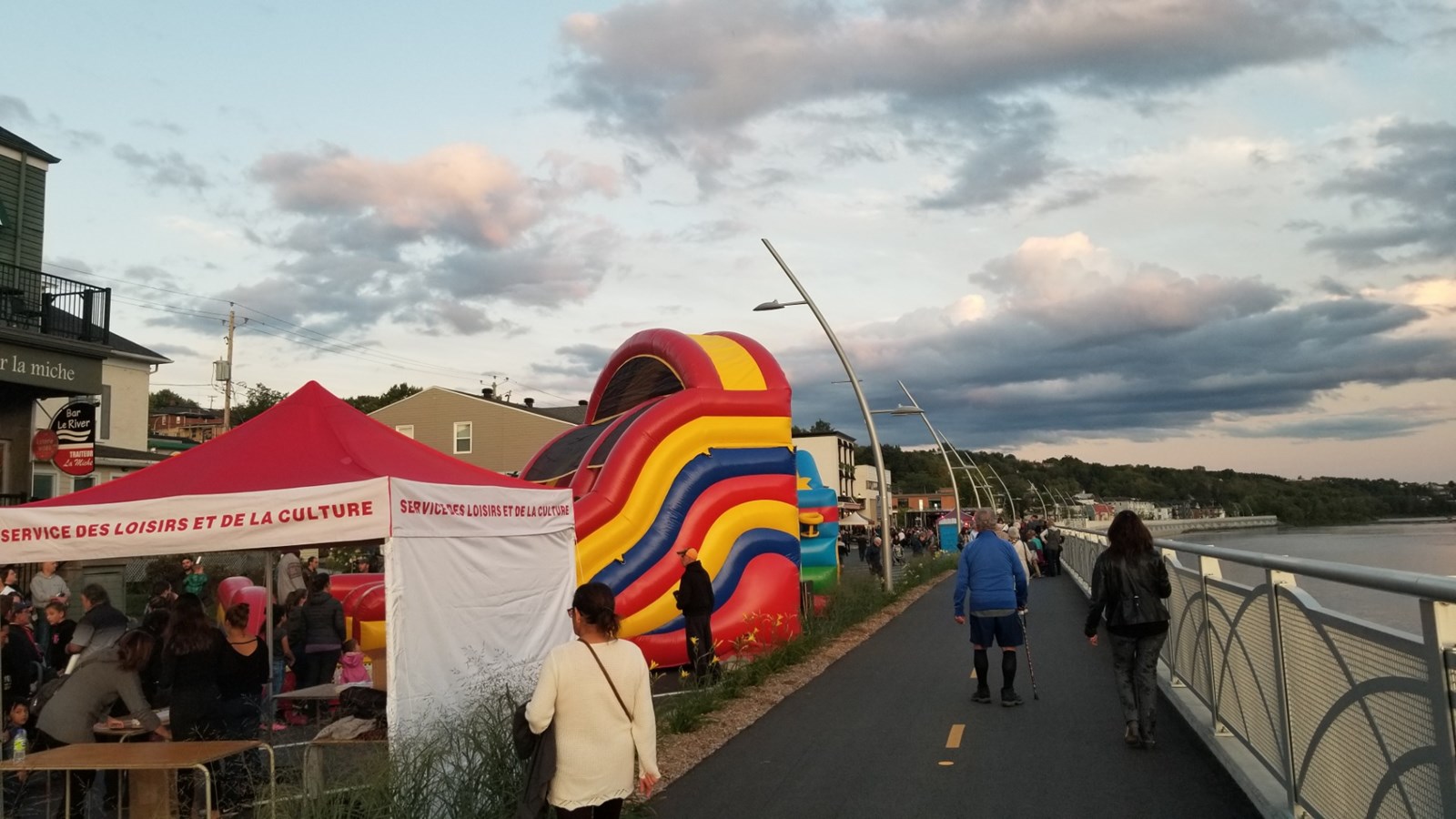 Une soirée festive sur la promenade Redmond