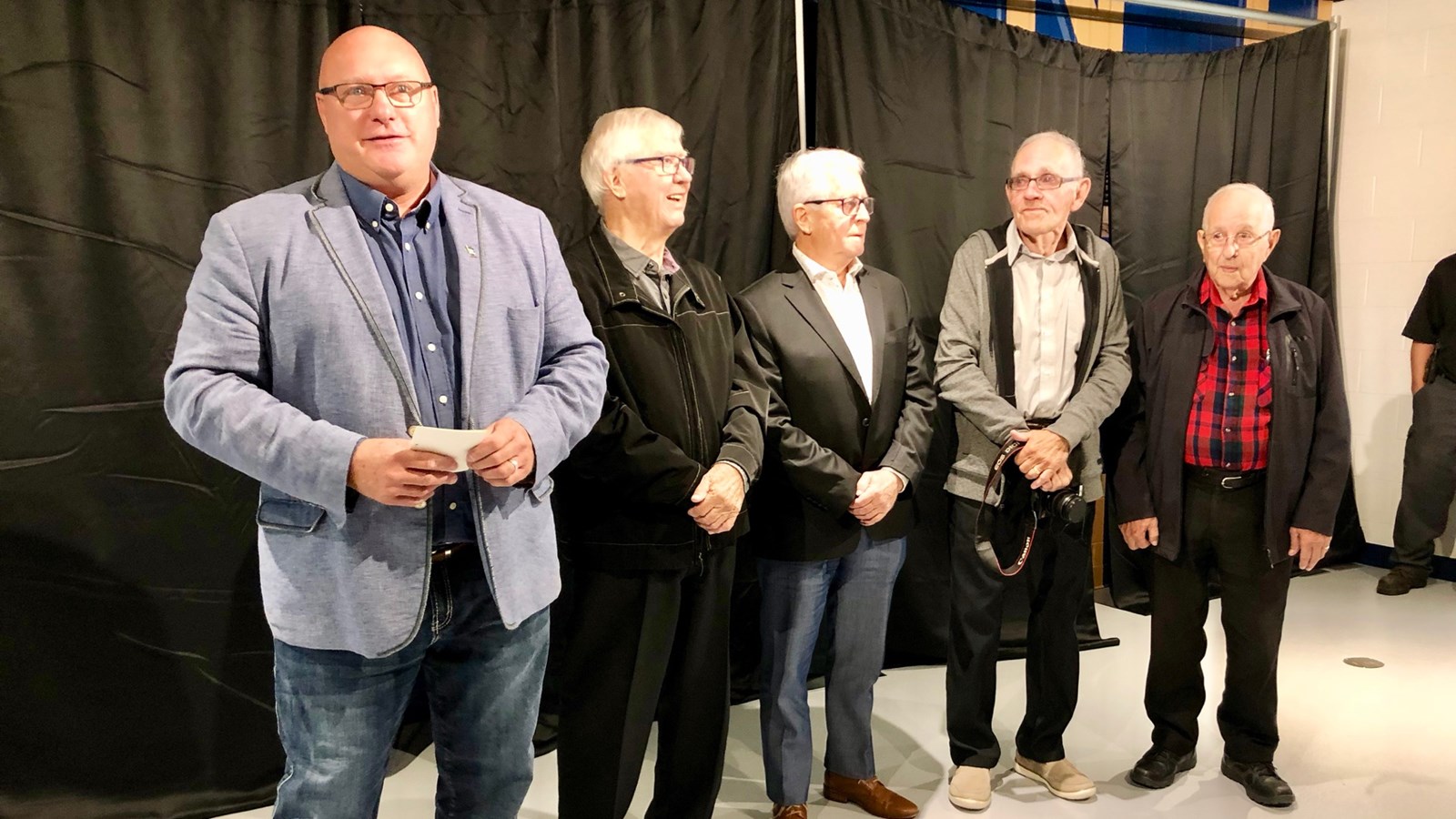 Les bâtisseurs de l'ancien aréna et le directeur général Dany Desjardins.
