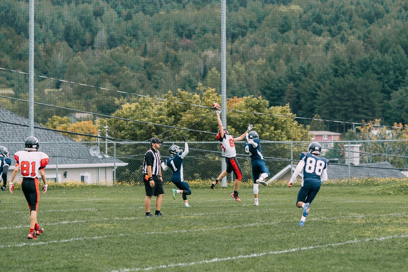 Football : Les Faucons remportent leur premier match de la saison à domicile 