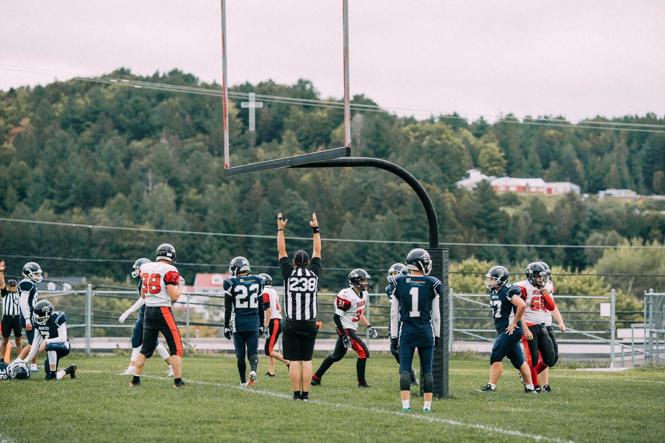 Football : Les Faucons remportent leur premier match de la saison à domicile 
