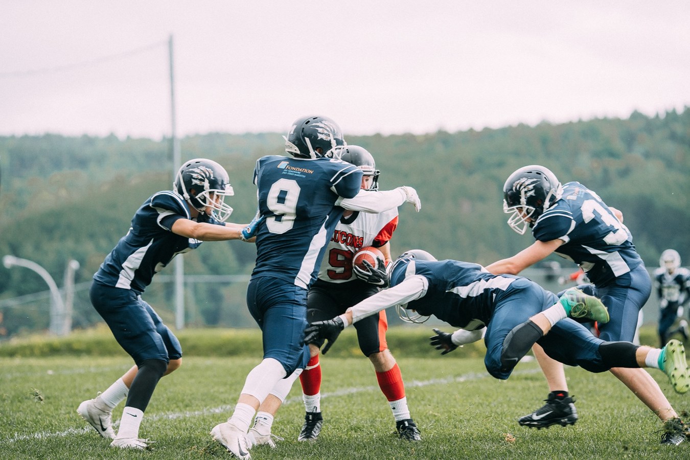 Football : Les Faucons remportent leur premier match de la saison à domicile 