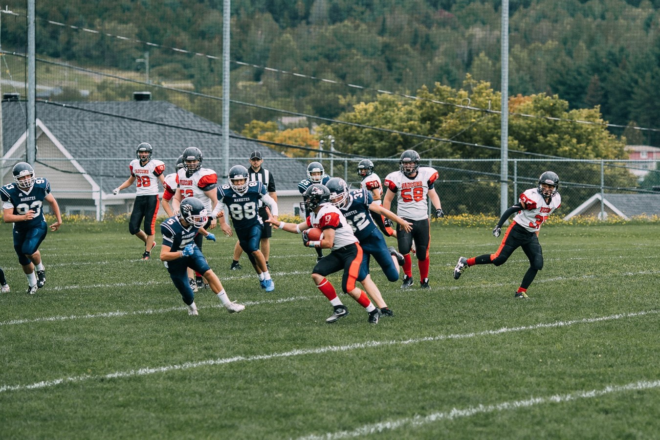 Football : Les Faucons remportent leur premier match de la saison à domicile 