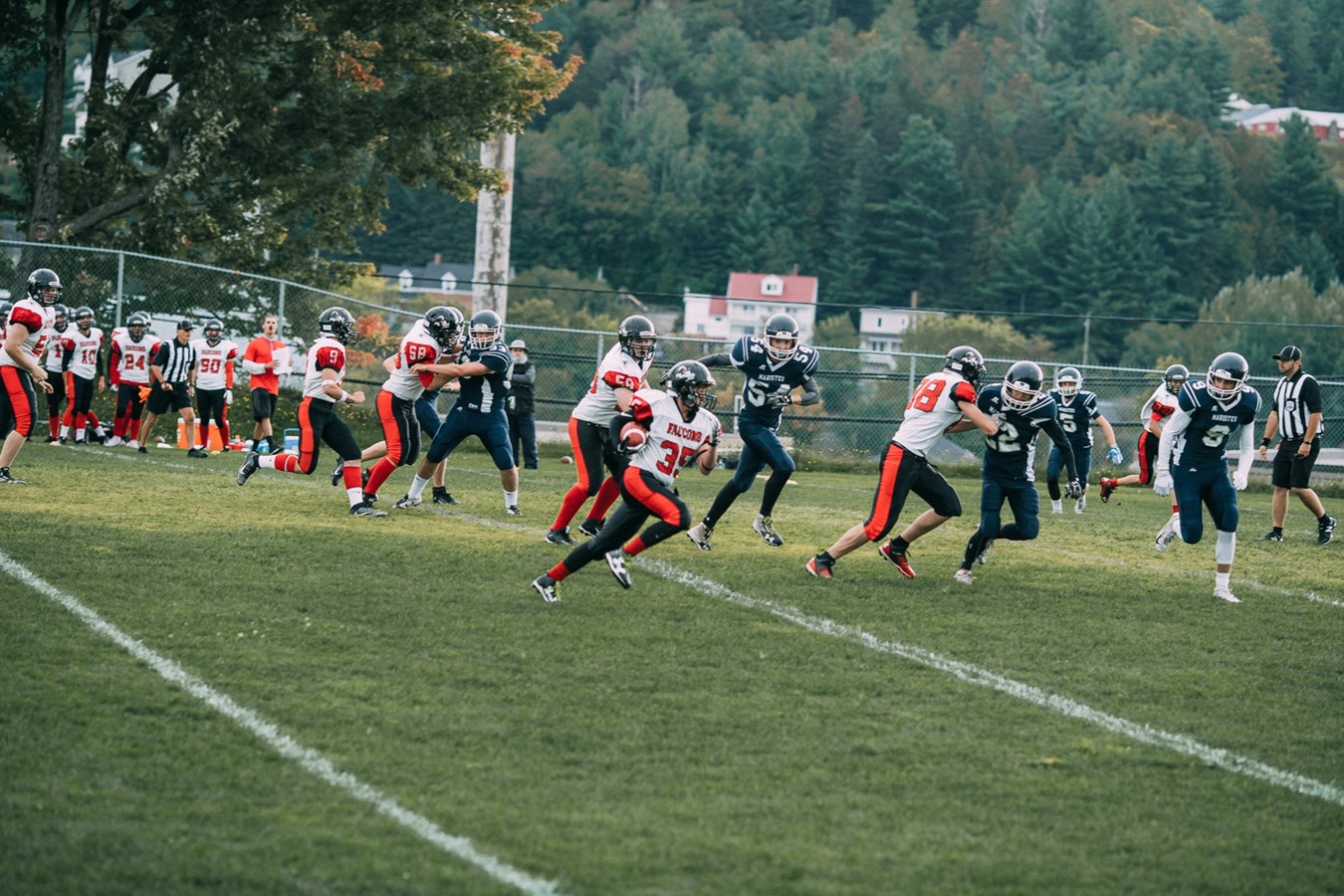 Football : Les Faucons remportent leur premier match de la saison à domicile 