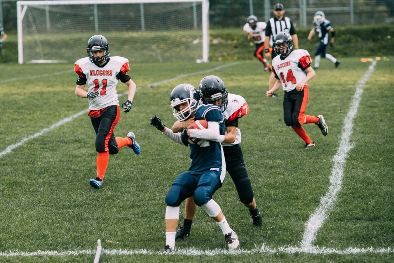 Football : Les Faucons remportent leur premier match de la saison à domicile 