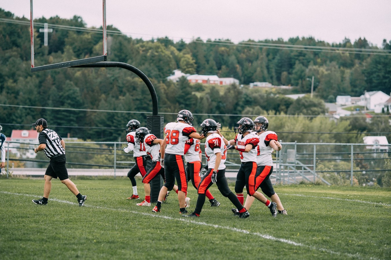 Football : Les Faucons remportent leur premier match de la saison à domicile 
