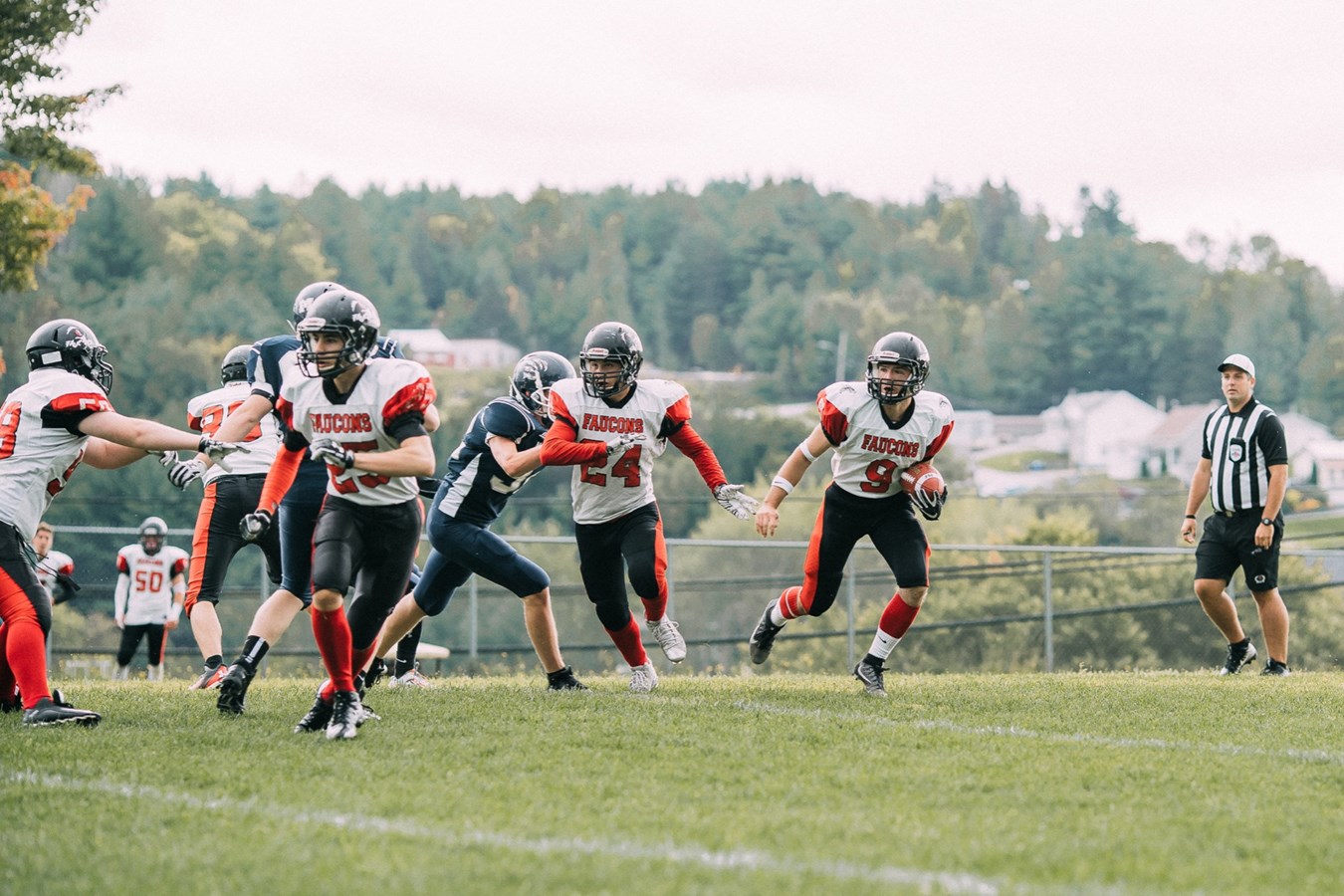 Football : Les Faucons remportent leur premier match de la saison à domicile 