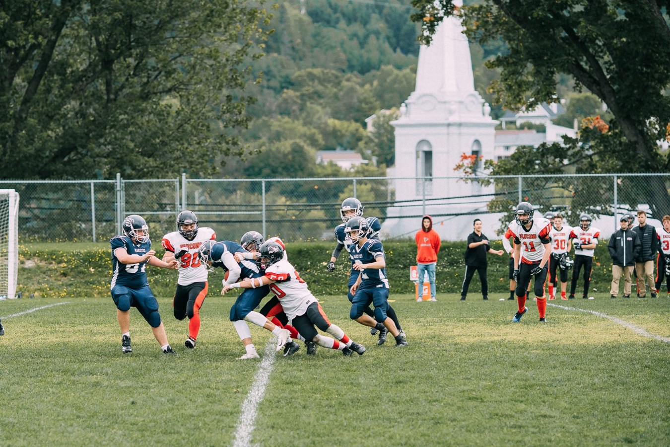 Football : Les Faucons remportent leur premier match de la saison à domicile 