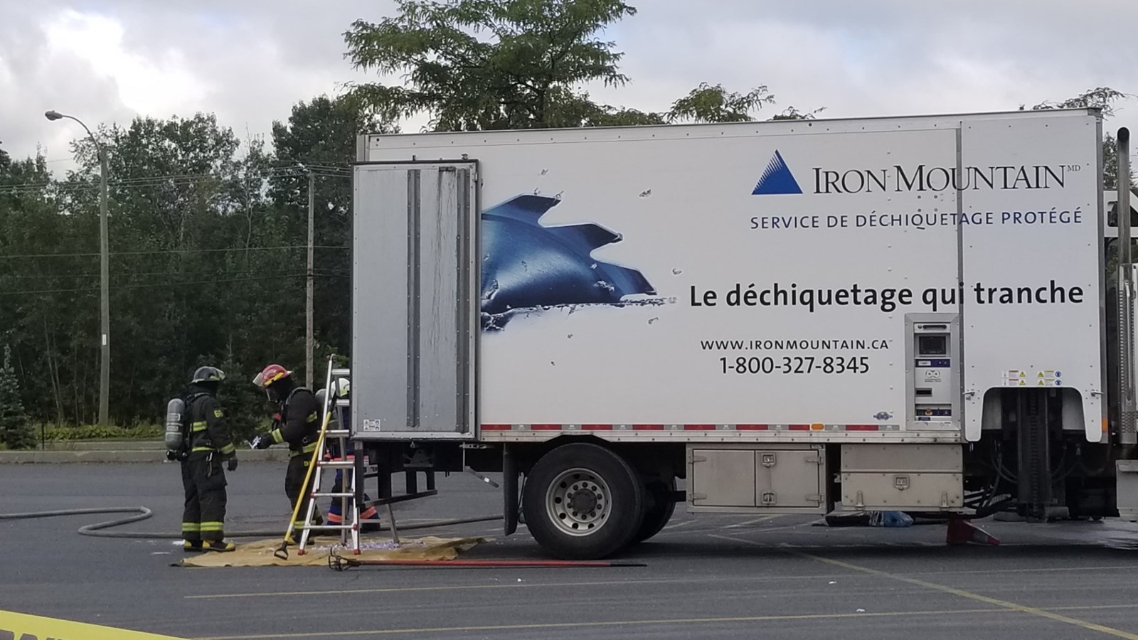 Début d'incendie concernant un véhicule-camion dans le stationnement du Walmart 
