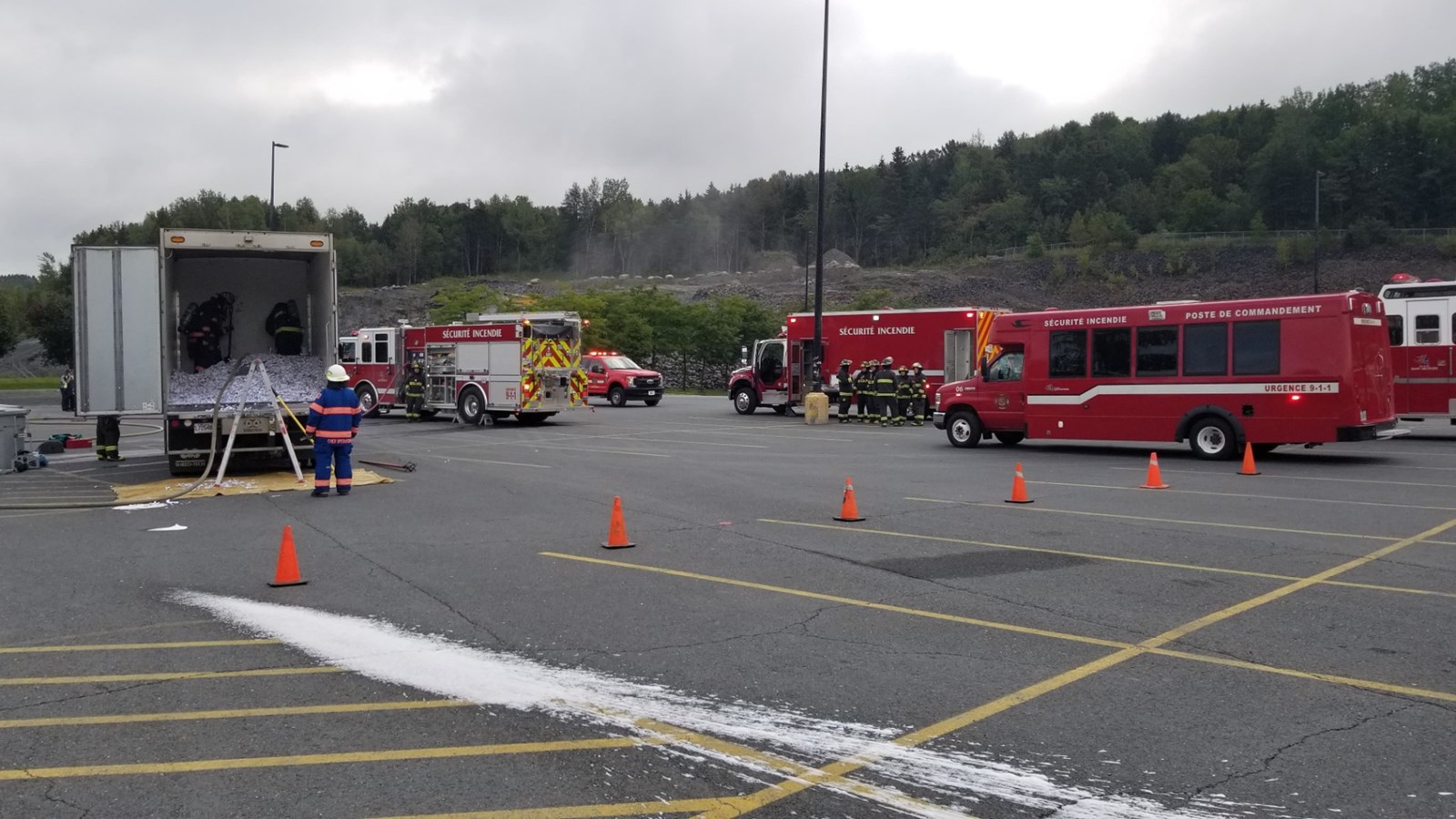 Début d'incendie concernant un véhicule-camion dans le stationnement du Walmart 