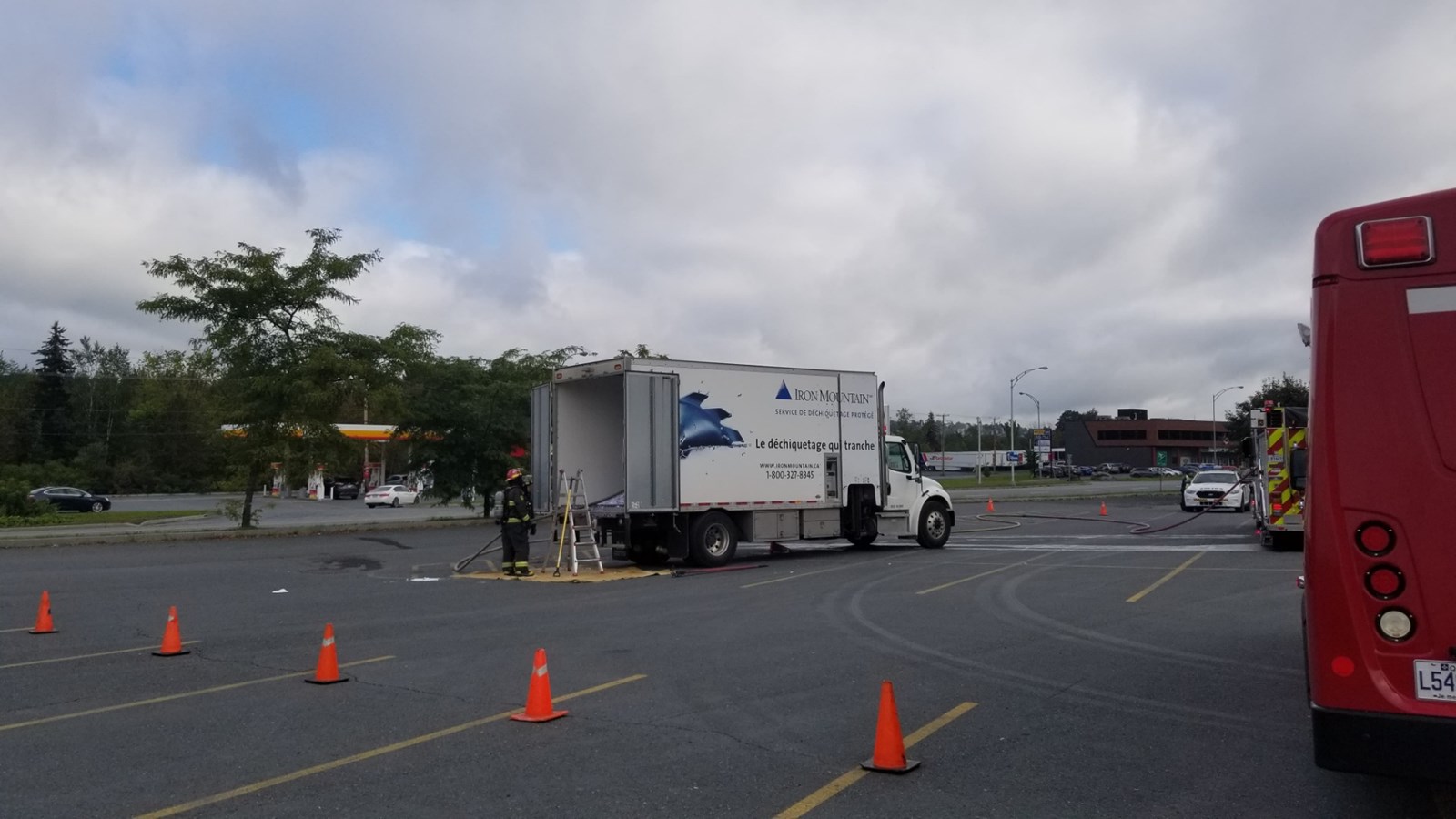 Début d'incendie concernant un véhicule-camion dans le stationnement du Walmart 