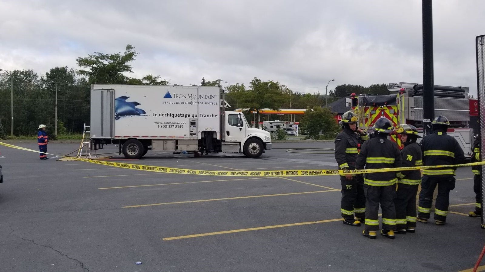 Début d'incendie concernant un véhicule-camion dans le stationnement du Walmart 