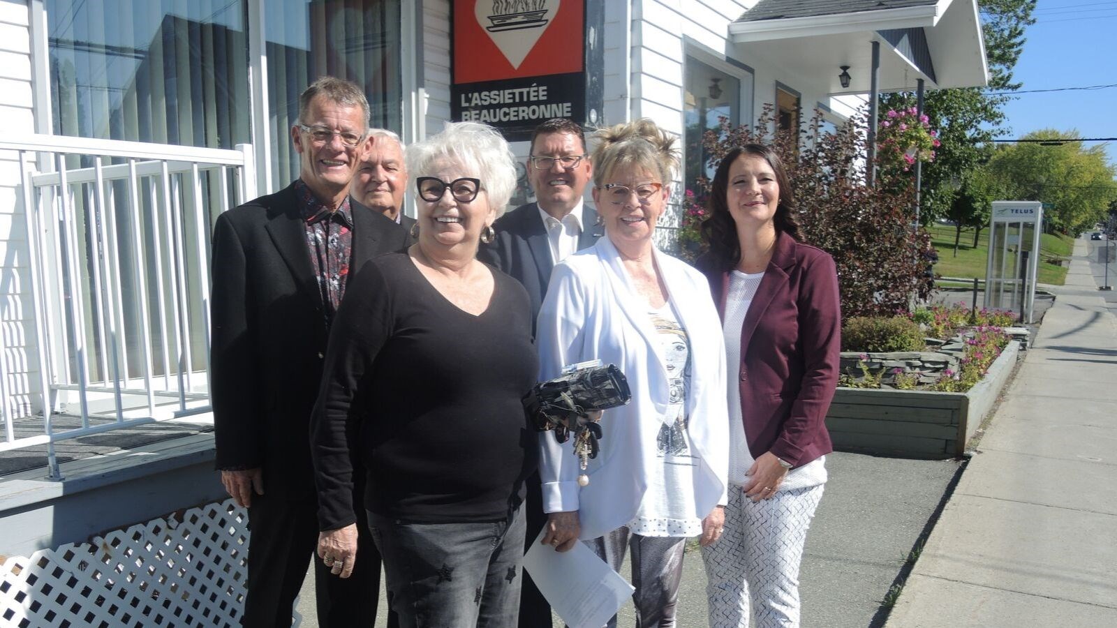 À l'avant : M. Claude Charest, Mmes Gaétane et Suzanne Labbé et Mme Cathy Fecteau. À l'arrière, M. Carol Morin et M. Pierre Lacombe.