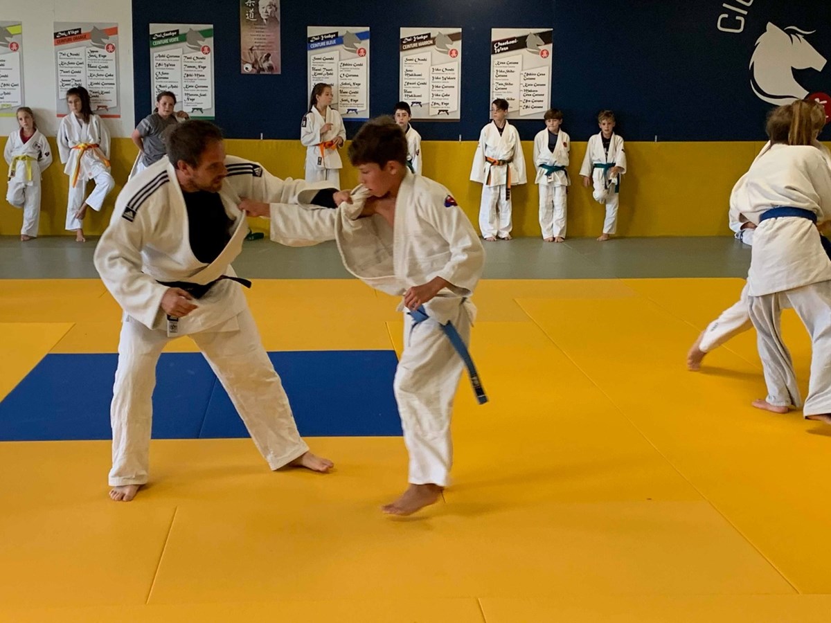 L’entraîneur Sylvain Michaud en action au dojo de Saint-Georges.