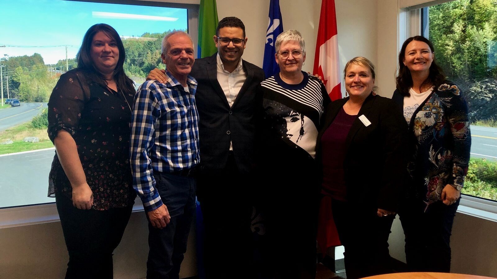 Sur la photo, de gauche à droite : Mélanie Vielleux de Parents d’Anges, Mayor Larouche de la Croisée des chemins, Samuel Poulin, député de Beauce, Colombe Turcotte de l’ADEPAH, Lyse Perron de Groupe Espérance et Cancer ainsi que Cathy Fecteau d’Au Bercail.
