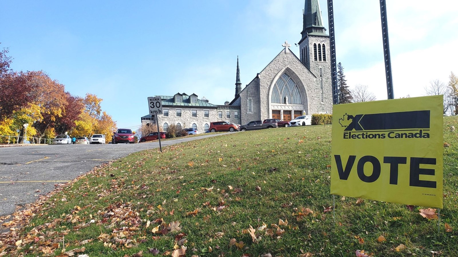 Les Canadiens ont jusqu'à 21h30 ce soir pour aller à leur bureau de vote. 