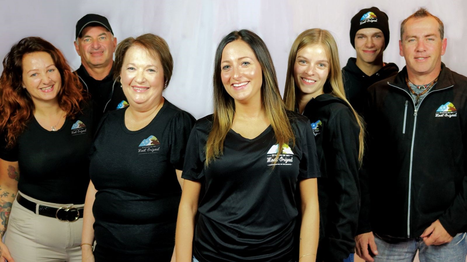 Employés de la station de ski. De droite à gauche : Kristel Audet (administration), André Boutin (atelier), Mireille Nadeau (service à la clientèle), Daphné Corriveau
(bar), Émilie Chabot (boutique), Alexandre Veilleux et Yannick Bédard (remontées mécaniques).