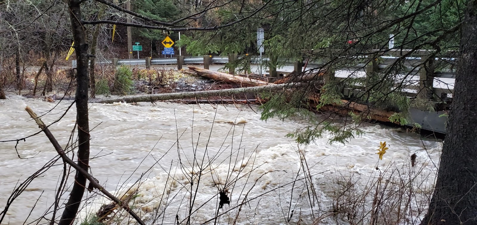 Une partie de la route s'affaisse dans le secteur de Cumberland