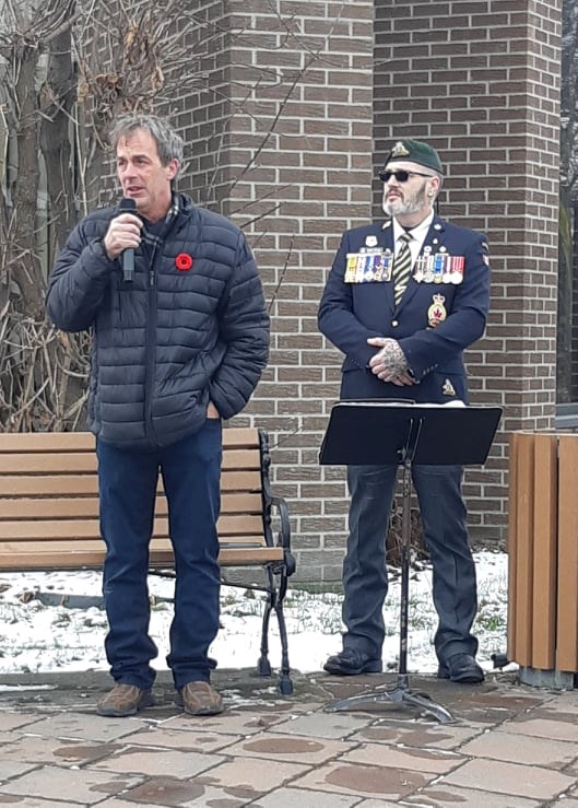 M. Éric Giguère, maire de la municipalité, invité a déposer une couronne, en a profité pour livrer un hommage personnel en lien avec la cérémonie.
 