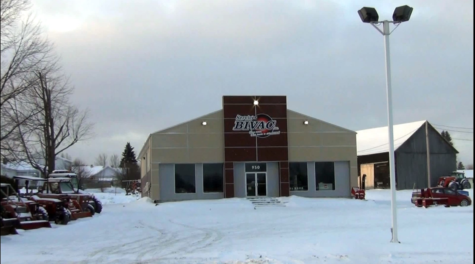 Normand DeLessard présente la démolition de Services Bivac