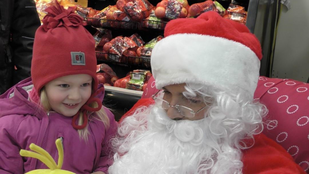 Normand DeLessard présente le père Noël des enfants de Saint-Éphrem