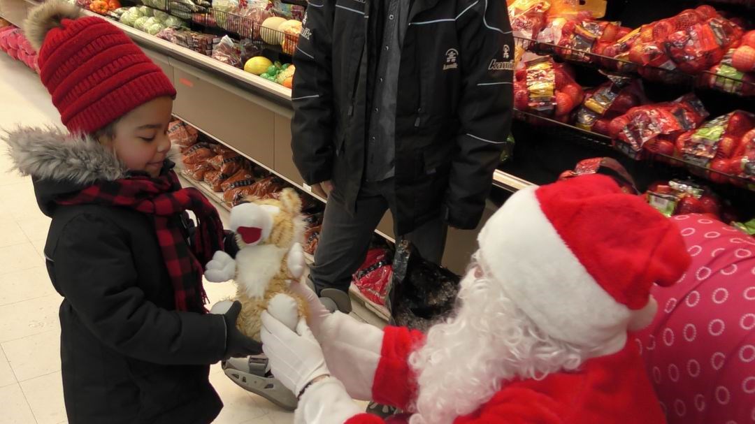 Normand DeLessard présente le père Noël des enfants de Saint-Éphrem