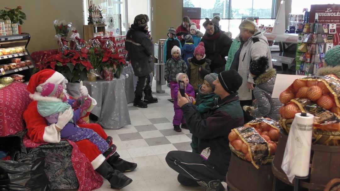 Normand DeLessard présente le père Noël des enfants de Saint-Éphrem