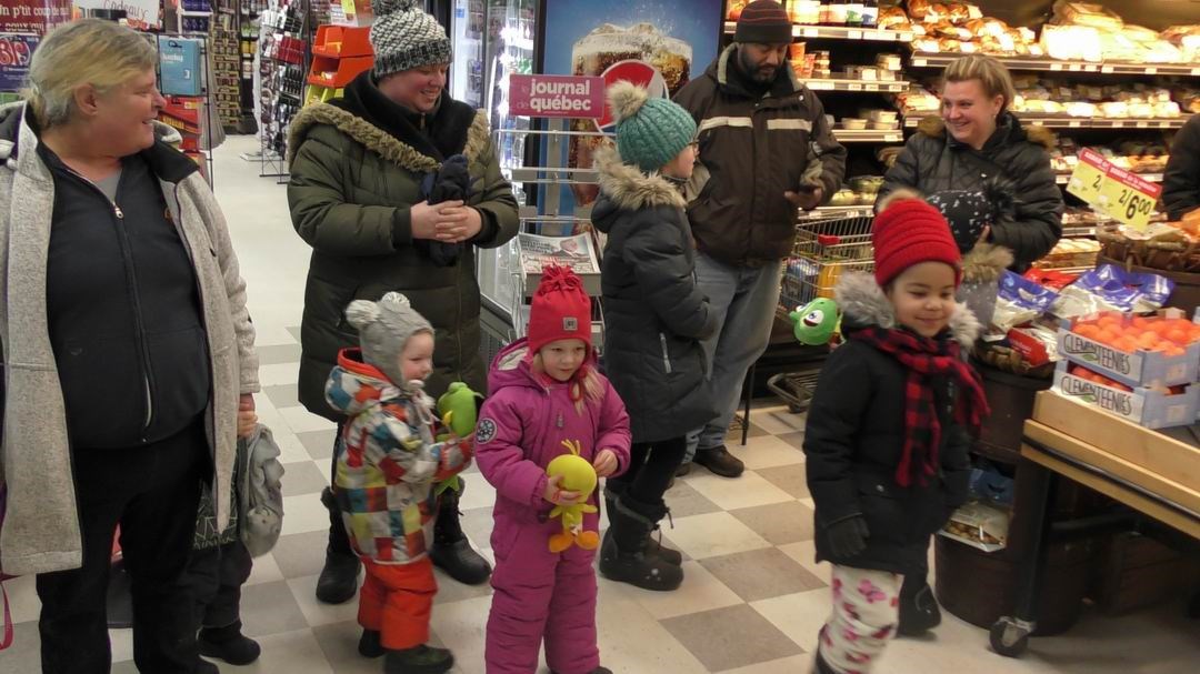 Normand DeLessard présente le père Noël des enfants de Saint-Éphrem