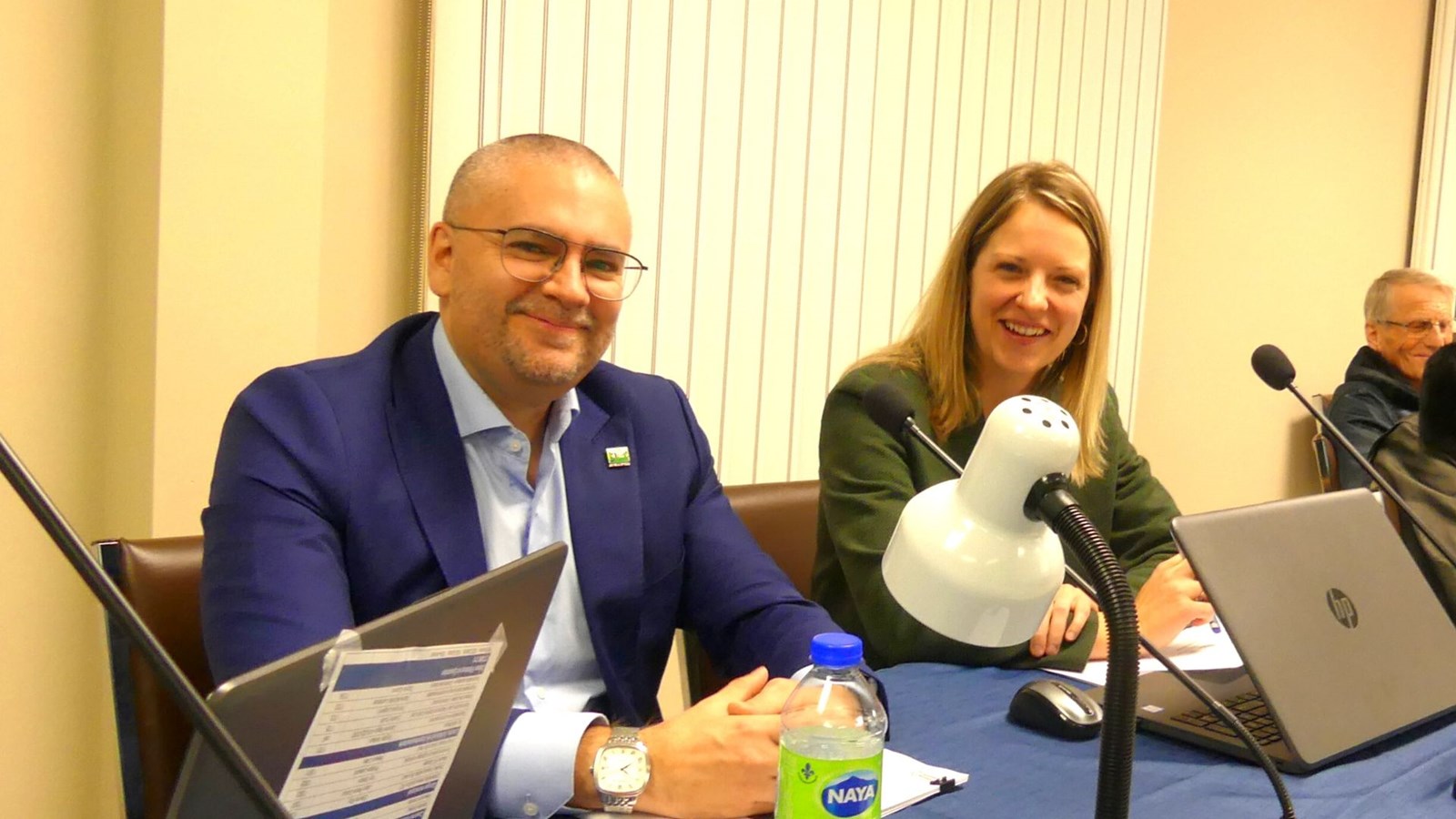 Le directeur général, Félix Nunez, et la trésorière, Mélanie Quirion, étaient tout sourire du budget présenté qui offre des baisses de la taxe foncière.