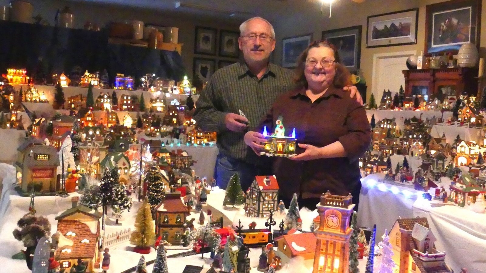 Rachel Poirier et Philippe Fortin au milieu de leur féérie de Noël.