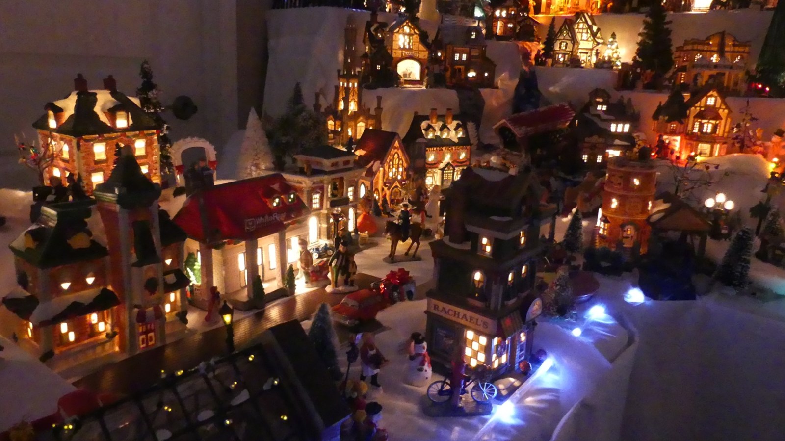 La féérie de Noël se passe en plein milieu du salon de Rachel et Philippe