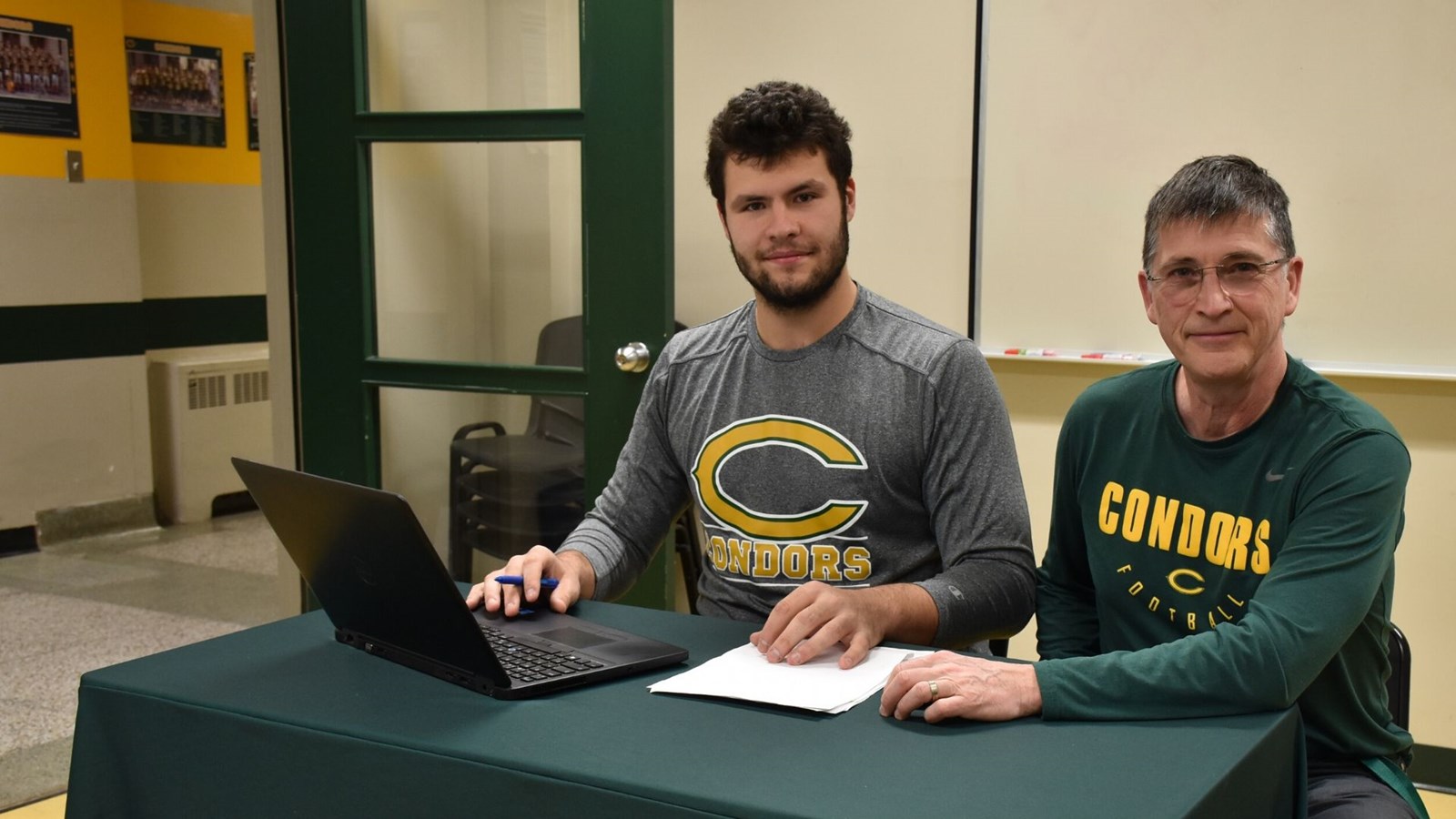 Christopher Fortin et Marc Loranger, entraîneur-chef des Condors football