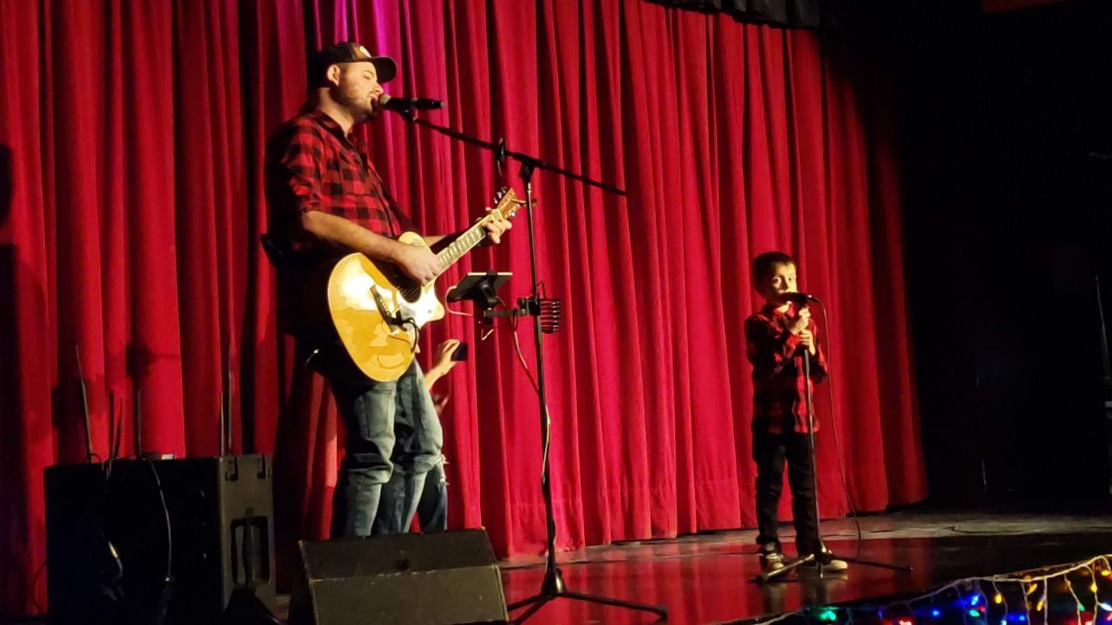 Phil Lauzon et son fils ont chanté l'une des compositions du chanteur pour ouvrir la soirée.