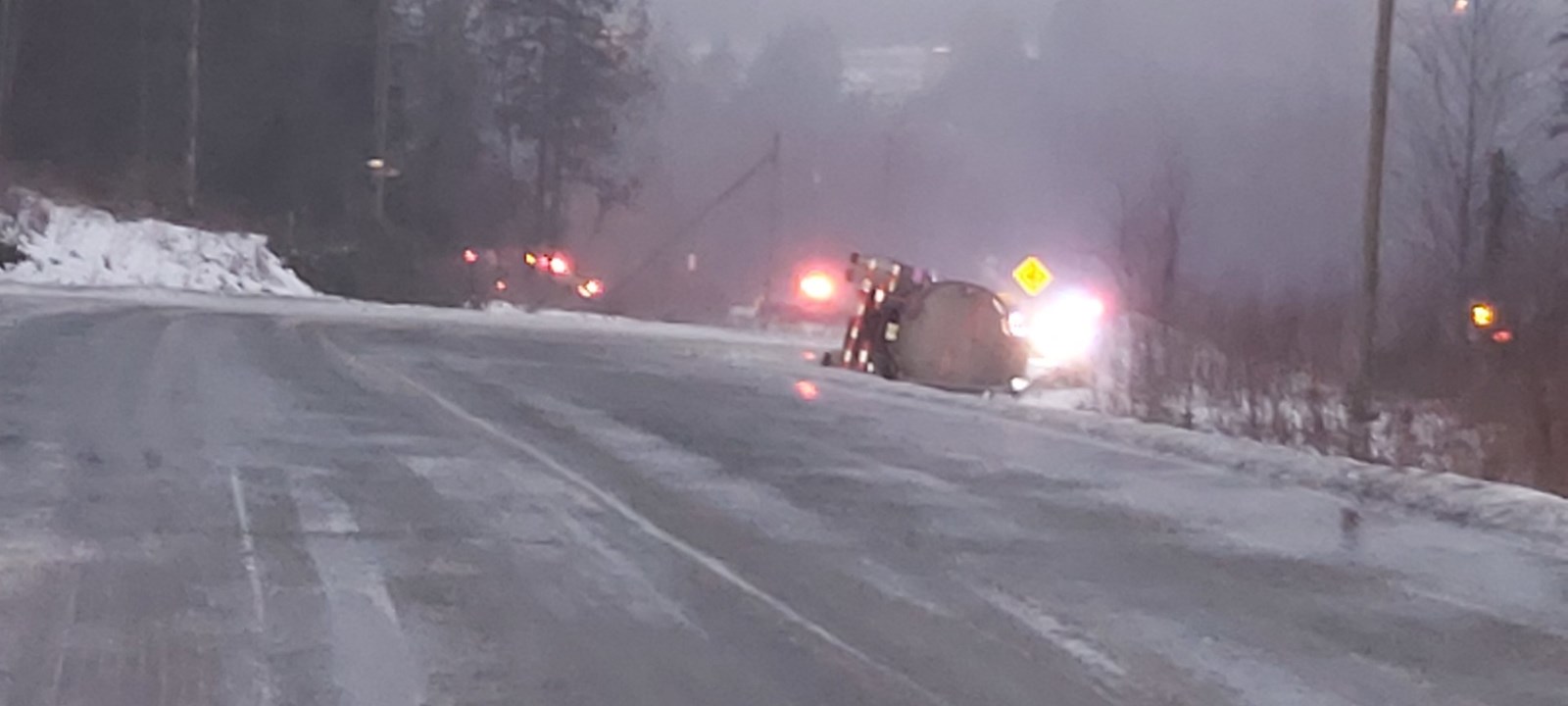 Un camion citerne se renverse près de la A-73 à Saint-Georges