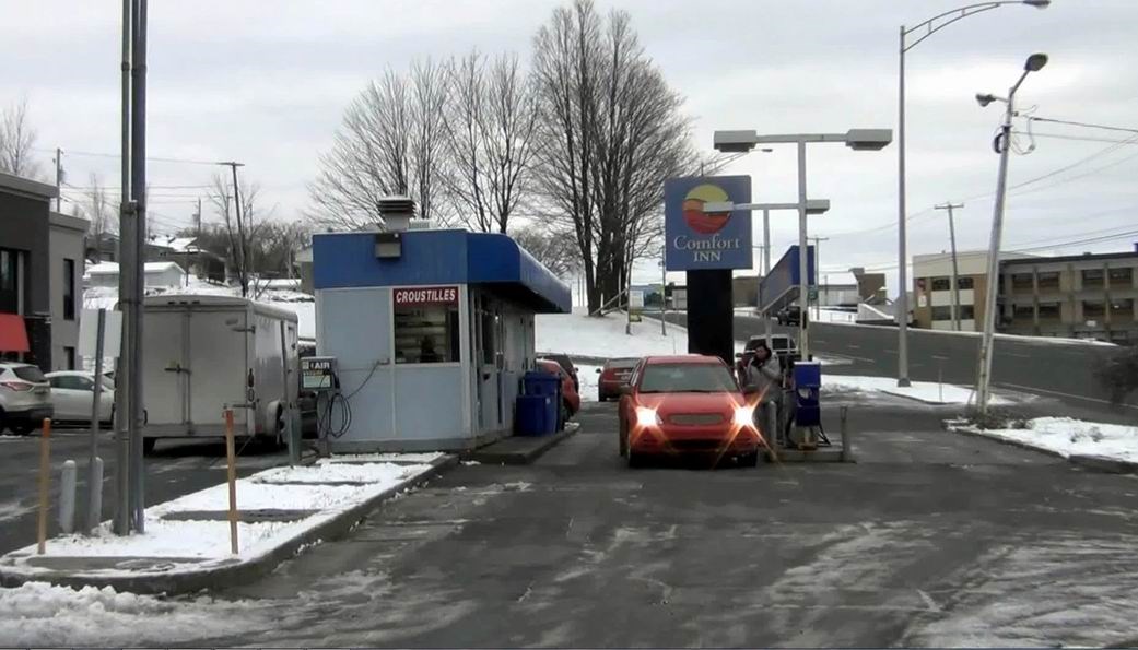 Normand DeLessard présente des souvenirs du petit poste à essence