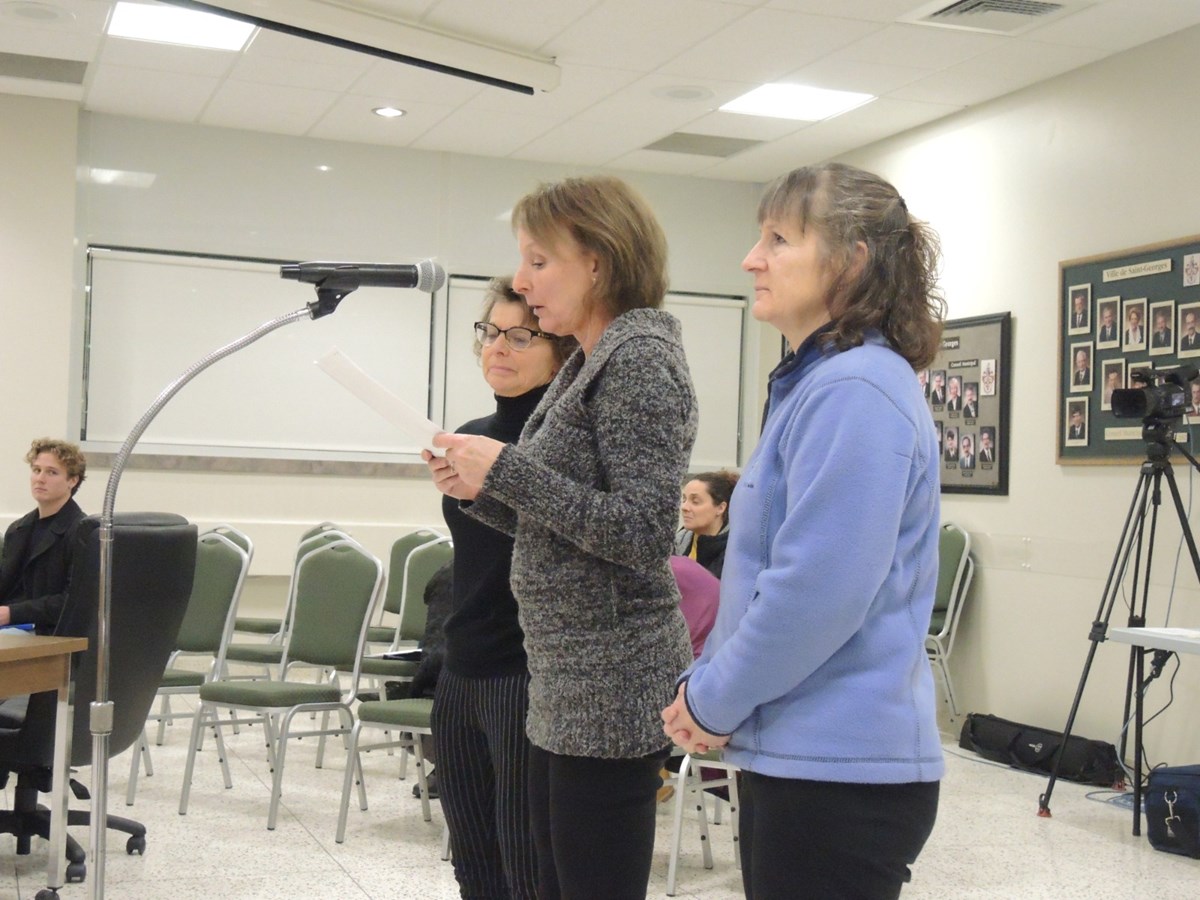 Au centre, Renée Morissette, accompagnée de Francine Côté et de Brigitte Méthot.