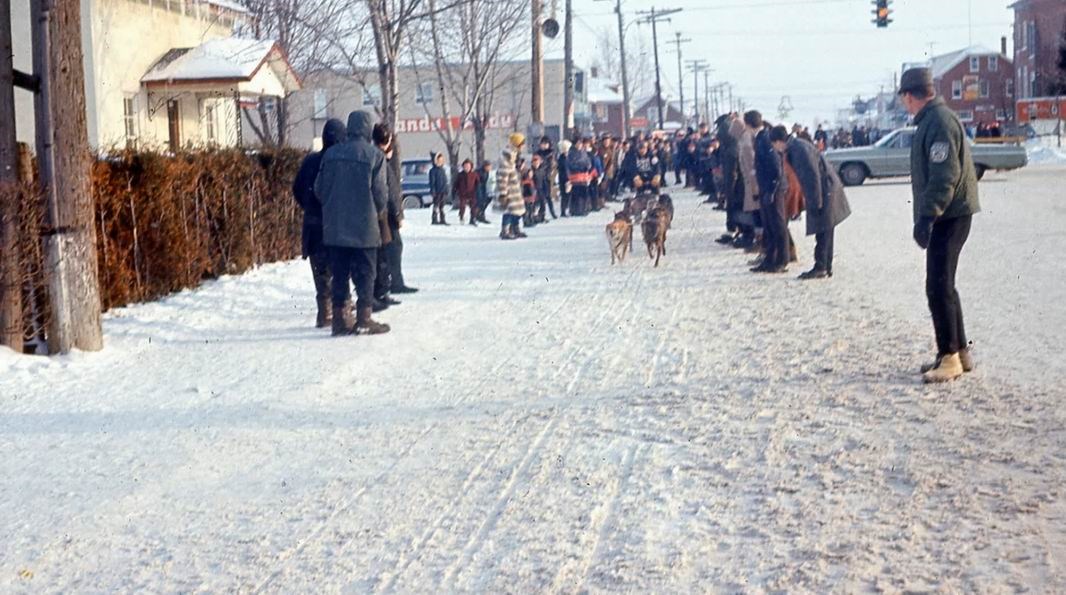 Normand DeLessard présente des souvenirs des courses de chiens avec Henri Louis Leclerc