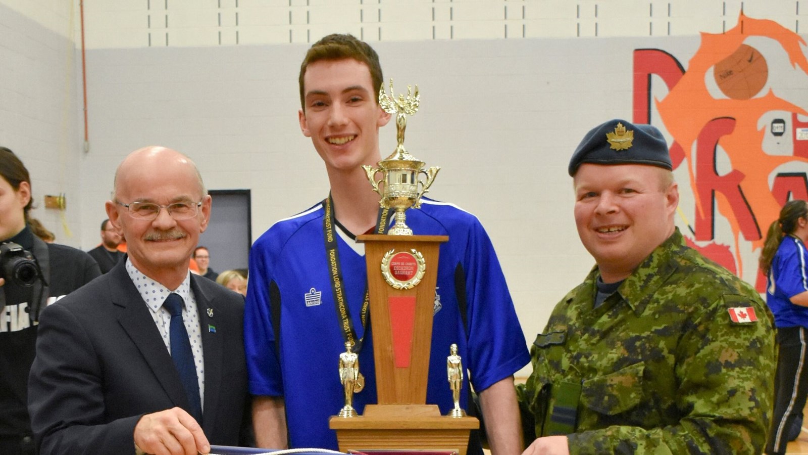 Richard Lehoux remet le Trophée des jeux au cadet sergent de section Randy Paquet, accompagné du directeur des jeux, le capitaine Christian Mathieu. 