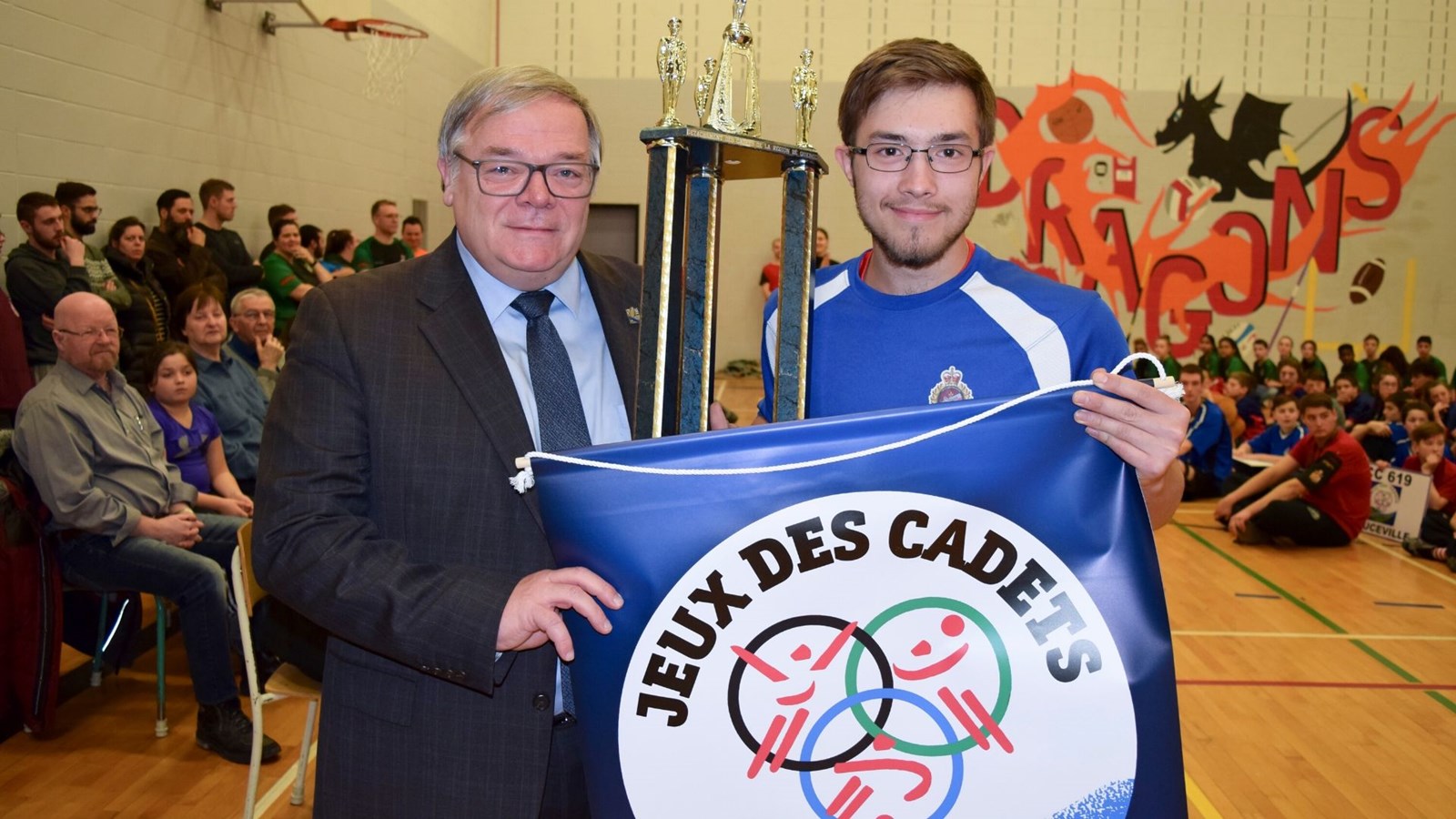 Luc Provençal remet le Trophée de l’esprit sportif au cadet adjudant-maître Gabriel Guay du corps de cadets 2787 St-Zacharie. 