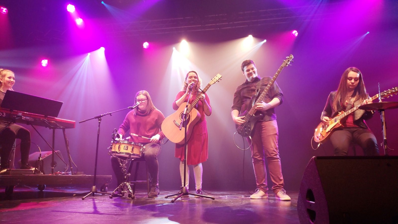 UNE TOUCHE DE BOURGOGNE formé de Zoïc Bélanger, Cynthia Boulet, Jessy Chabot-Lessard, Émilie Nadeau et Amélie Roy