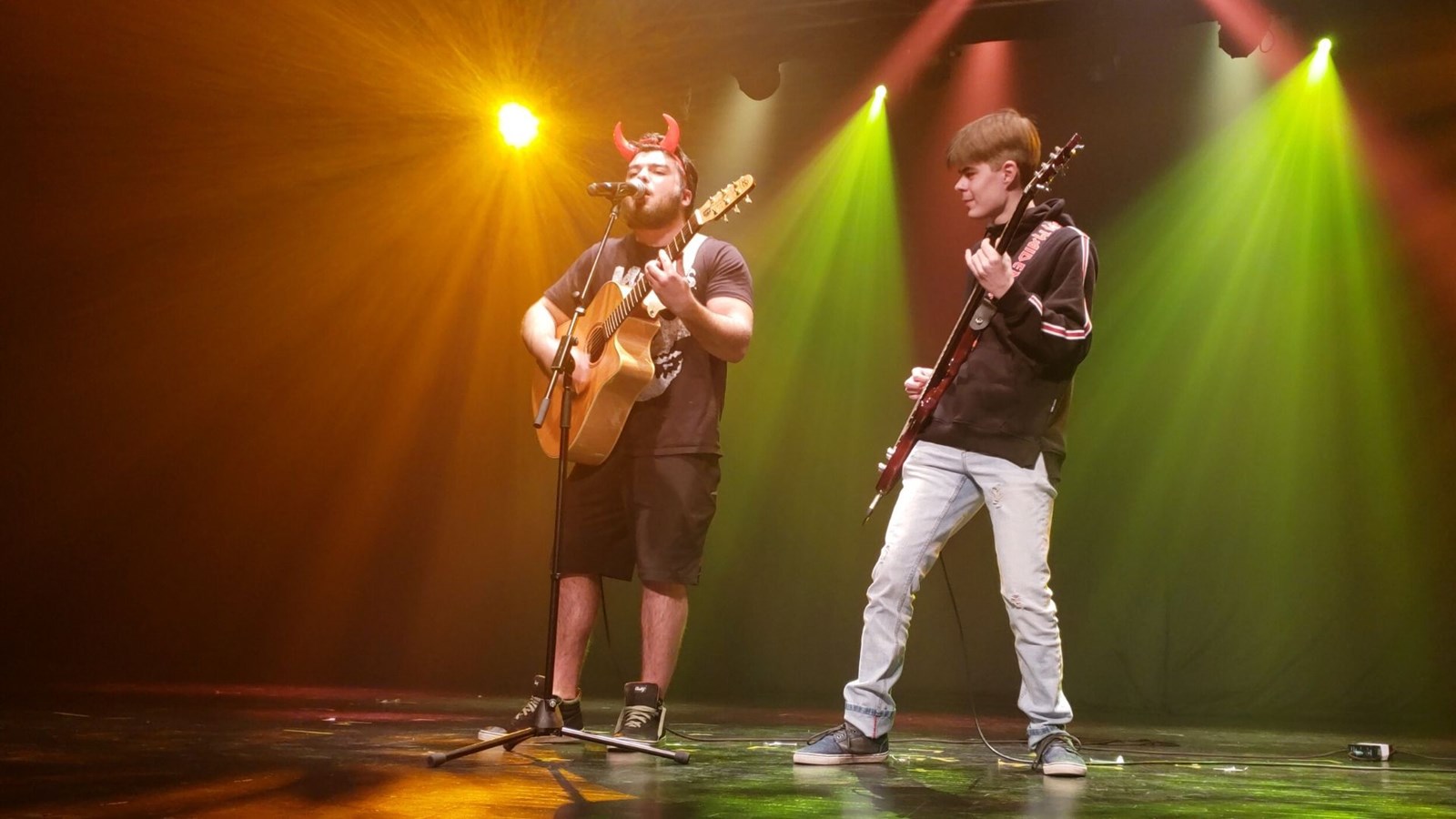 Le duo HOMMAGE À GINETTE RENO, composé de Johnny Faucher et Félix Brunelle, Tassez-vous de l’là (Les Colocs)