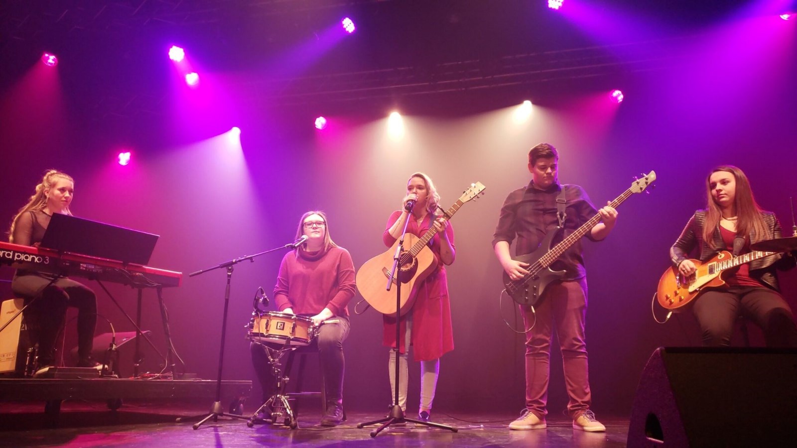 UNE TOUCHE DE BOURGOGNE formé de Zoïc Bélanger, Cynthia Boulet, Jessy Chabot-Lessard, Émilie Nadeau et Amélie Roy