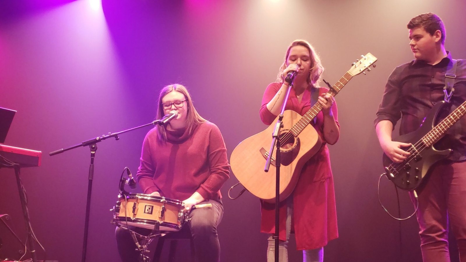 UNE TOUCHE DE BOURGOGNE formé de Zoïc Bélanger, Cynthia Boulet, Jessy Chabot-Lessard, Émilie Nadeau et Amélie Roy