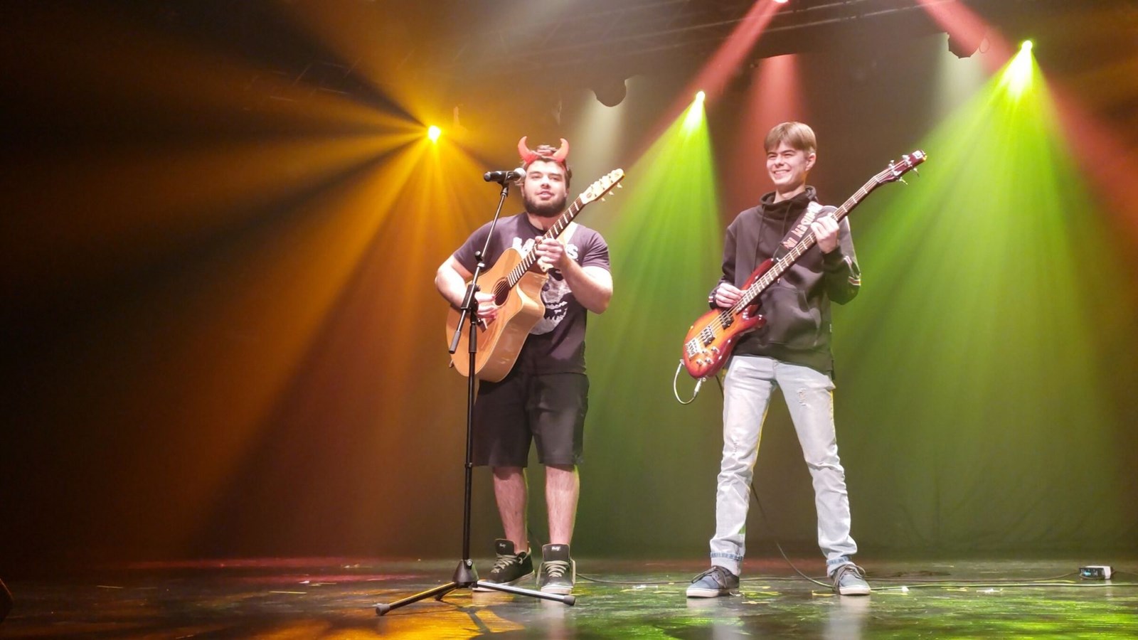 Le duo HOMMAGE À GINETTE RENO, composé de Johnny Faucher et Félix Brunelle, Tassez-vous de l’là (Les Colocs)