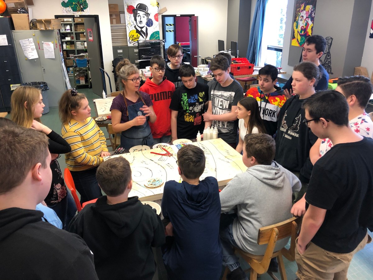 300 élèves de l’école secondaire Veilleux de Saint-Joseph réalisent une mosaïque collective