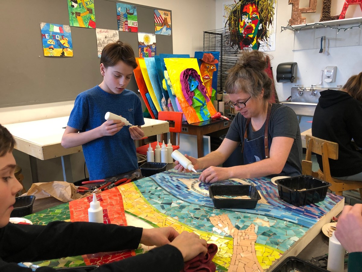 300 élèves de l’école secondaire Veilleux de Saint-Joseph réalisent une mosaïque collective