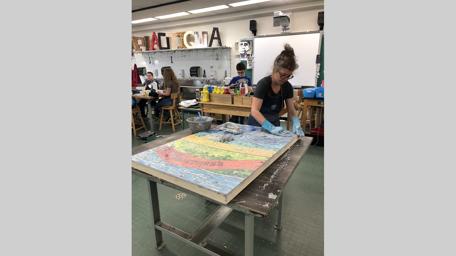 300 élèves de l’école secondaire Veilleux de Saint-Joseph réalisent une mosaïque collective